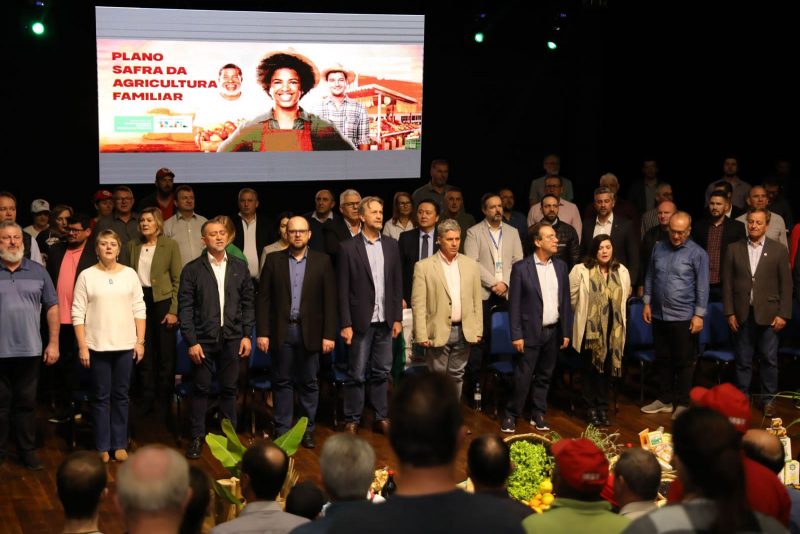 Autoridades nacionais, estaduais e municipais participaram do lan&ccedil;amento do Plano Safra. – Foto: Ascom/Pedro Uczai