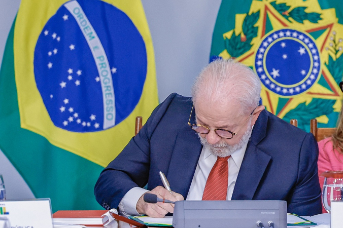 Imagem do presidente Lula sancionando novo feriado nacional para o Dia da Consciência Negra