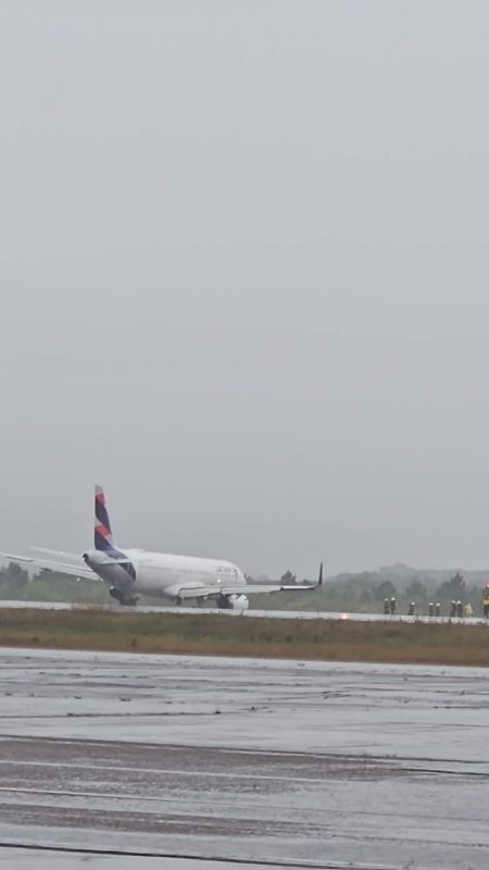 Aeronave extrapolou os limites de pista no pouso do voo que vinha de S&atilde;o Paulo a Florian&oacute;polis – Foto: Divulga&ccedil;&atilde;o/ND