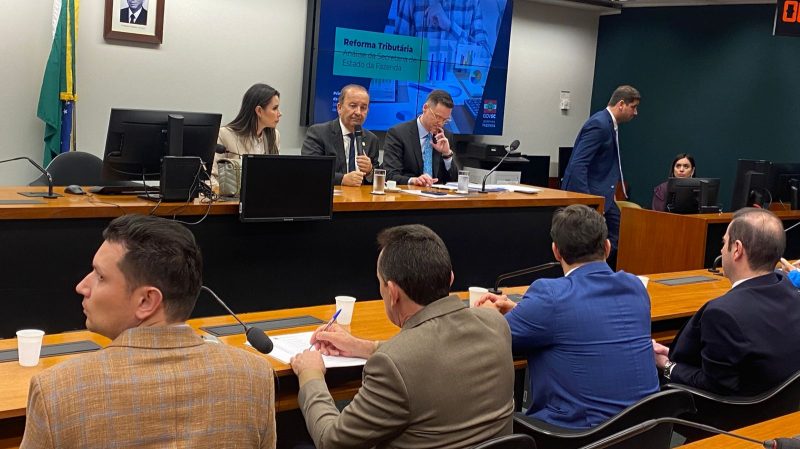 Bancada de SC e o governador esclarecendo com secret&aacute;rio da Fazenda as d&uacute;vidas sobre a Reforma Tribut&aacute;ria – Foto: Danila Bernardes/ND+