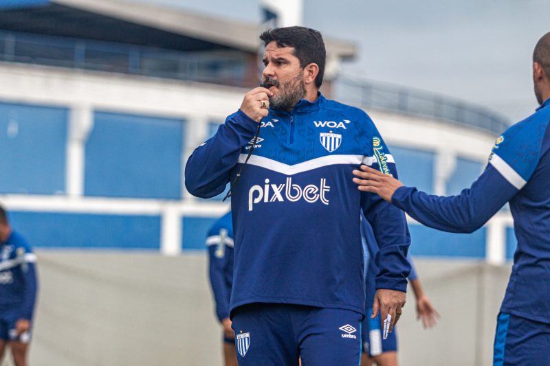 Ningu&eacute;m entendeu a entrada do J&uacute;lio C&eacute;sar no lugar do Felipinho. Ningu&eacute;m. – Foto: Leandro Boeira/Ava&iacute; F.C/ND