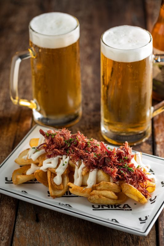 Com um ambiente acolhedor, o bar oferece 20 tipos de cerveja, sendo 12 delas de produ&ccedil;&atilde;o pr&oacute;pria – Foto: Thomas Ventura
