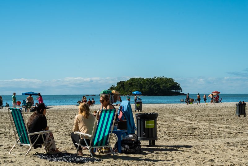 Turistas visitam Balneário Camboriú