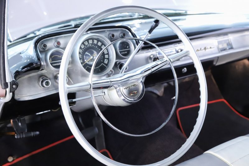 Exemplar na tonalidade coral conta com interior clara e bancos com acionamento el&eacute;trico, assim como a capota – Foto: Divulga&ccedil;&atilde;o/ND