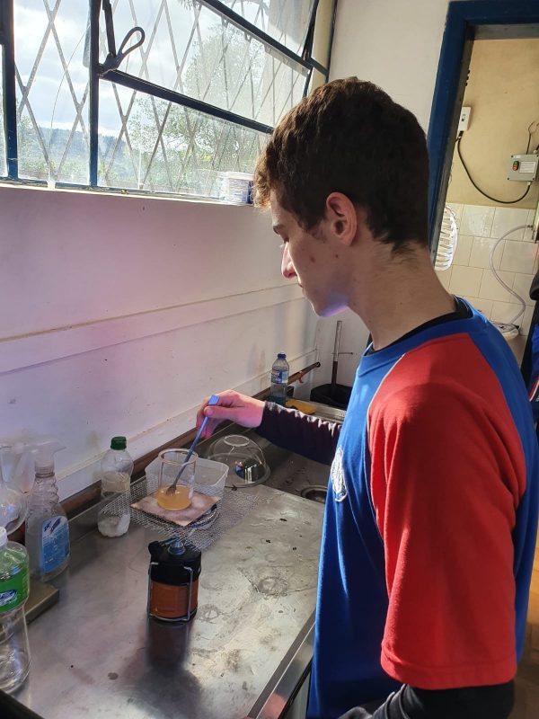 Estudante realiza experimento com os resíduos da goiaba para a criação do biofilme