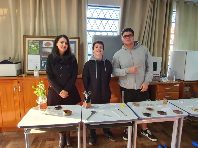 Alunos da EEB Ruth Lebarbechon pousam com os biofilmes desenvolvidos em sala