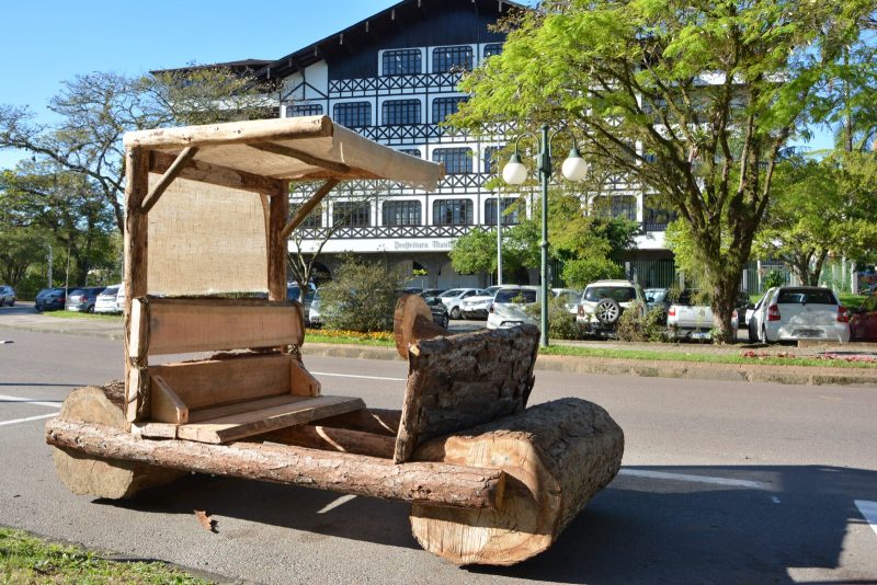 Carro dos Flintstones foi visto em frente à Prefeitura de Blumenau 