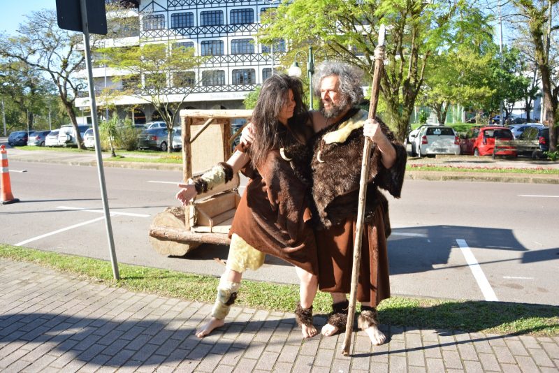 Carro dos Flintstones foi visto em frente à Prefeitura de Blumenau 