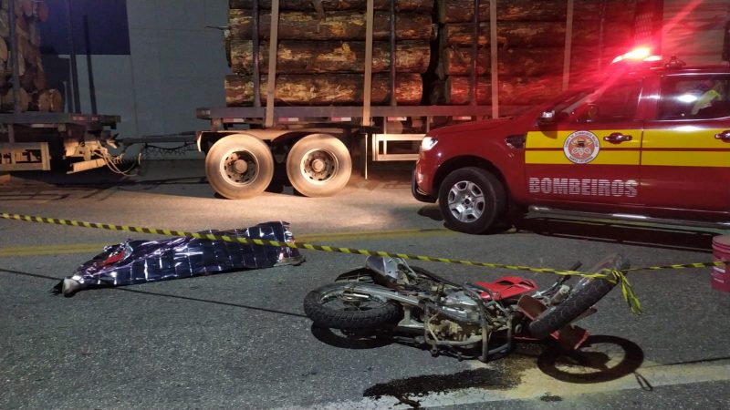 O motociclista colidiu na Avenida Getúlio Vargas na madrudada deste sábado (1º) 
