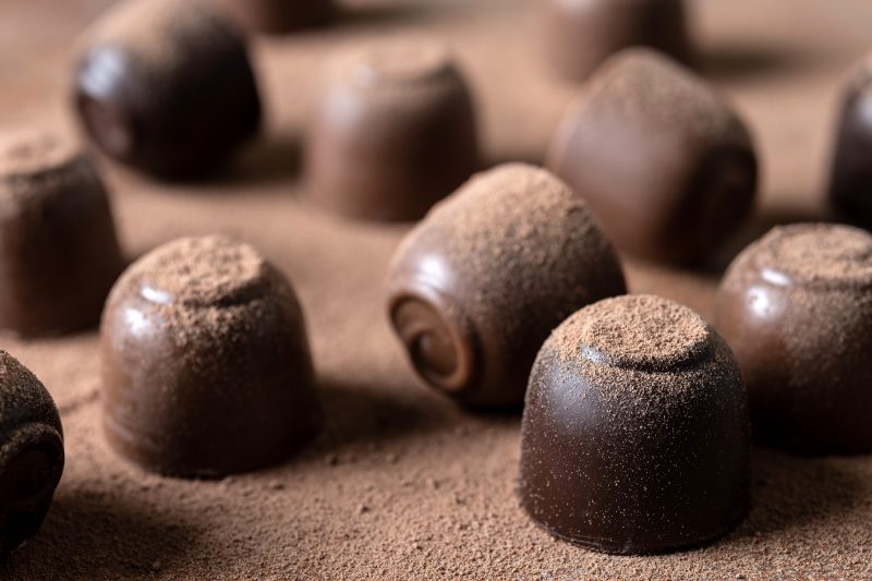 Chocolate amargo: o segundo alimento recomendado é o chocolate amargo, com mais de 70% de cacau. Renato Alves explica que os benefícios para a memória vêm do cacau, que é rico em antioxidantes que aumentam o fluxo sanguíneo na região cerebral. Isso melhora a memória, a cognição e a atenção, além de reduzir o risco de problemas cardíacos. Ele sugere o consumo diário de 30 a 40 gramas de chocolate amargo para aproveitar esses benefícios. &#8211; Foto: Freepik/Divulgação/ND