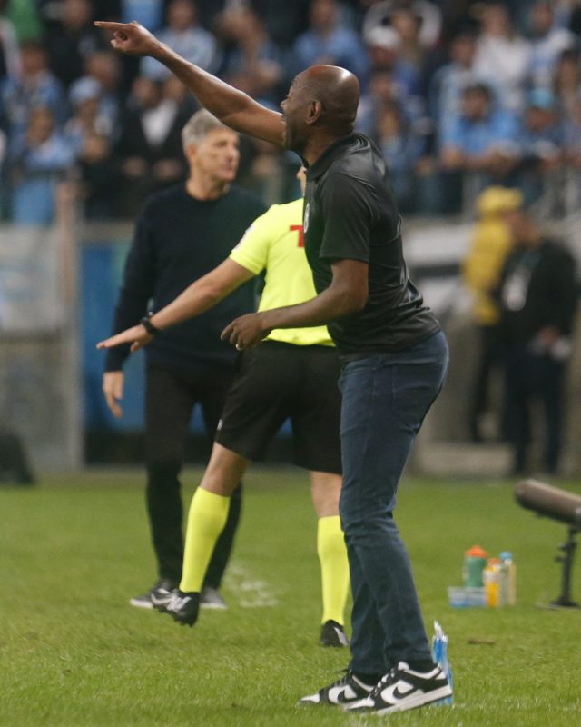 Cl&aacute;udio Ca&ccedil;apa &eacute; o t&eacute;cnico do Botafogo – Foto: Vitor_Silva/ND