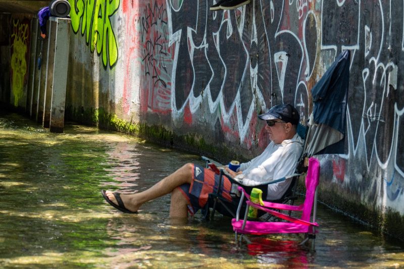 Forte onda de calor castiga os EUA h&aacute; duas semanas. Na foto, morador de Austin (Texas) tenta se refrescar – Foto: Suzanne Cordeiro/AFP