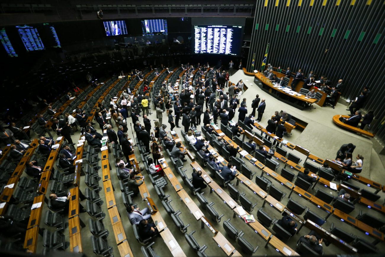 Na foto aparecem os parlamentares em votação na Câmara dos Deputados a respeito do feriado do Dia da Consciência Negra.