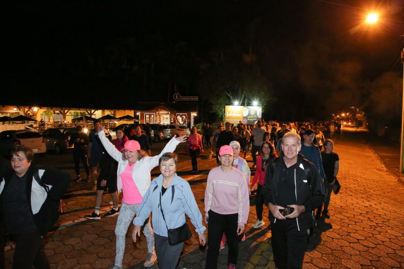 Caminhada Noturna da Rota do Enxaimel bate recorde de participantes em Pomerode