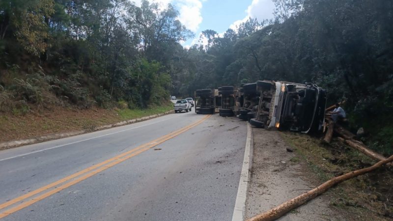 Carreta derrapa na pista e interdita temporariamente BR-282 - Foto: Divulgação/Ricardo Pastrana/ND