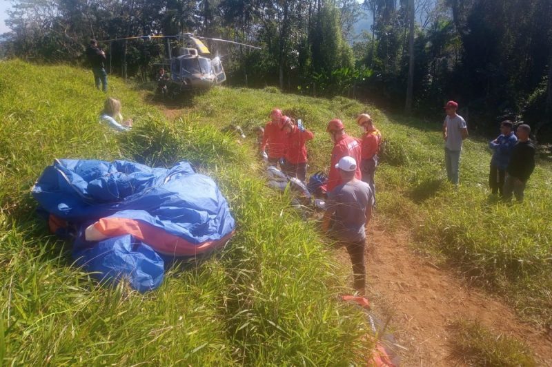 Homem caiu em &aacute;rea de mata – Foto: &Aacute;guia PM/Divulga&ccedil;&atilde;o
