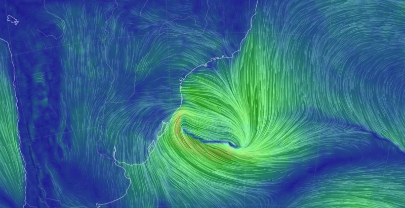 Ciclone segue avançando e atuando em Santa Catarina 