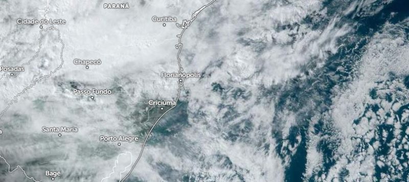 Sat&eacute;lite mostra tanta instabilidade que Santa Catarina some no mapa – Foto: Reprodu&ccedil;&atilde;o/zoom.earth/ND