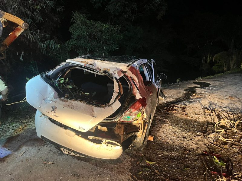 Homem &eacute; encontrado morto dentro de carro que caiu em rio no Alto Vale do Itaja&iacute; – Foto: Corpo de Bombeiros Militar/Reprodu&ccedil;&atilde;o/ND