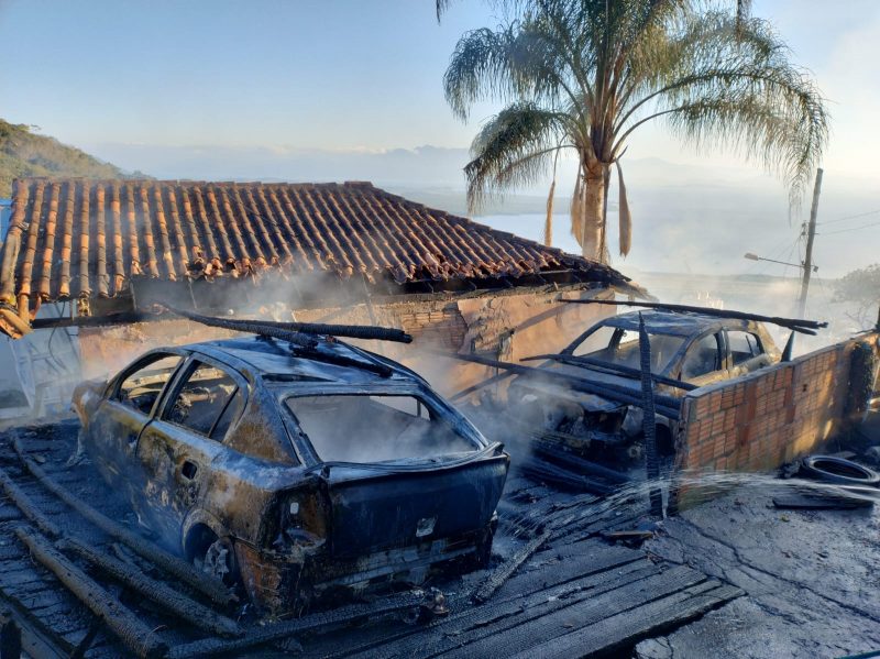 Carros ficaram destru&iacute;dos ap&oacute;s serem atingidos pelo fogo – Foto: Corpo de Bombeiros/Reprodu&ccedil;&atilde;o/ND