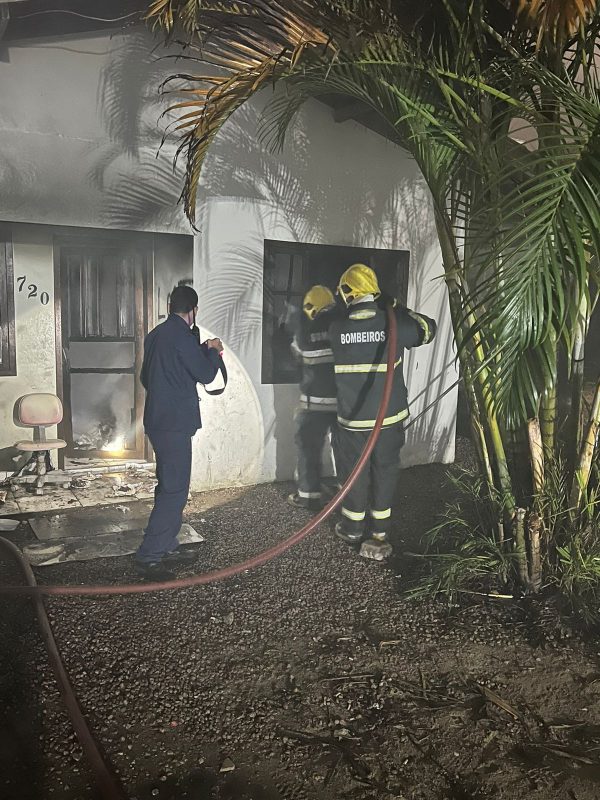 Firefighters put out the fire in the house - Photo: Military police / Reproduction / ND