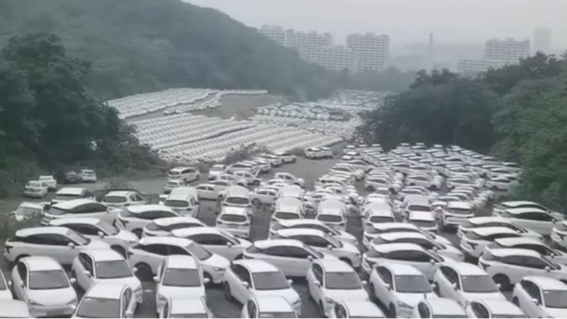 Carros foram abandonados na China e criam cemitério