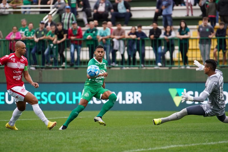 Kayke teve boa chance para marcar logo nos minutos iniciais – Foto: Tiago Meneghini | ACF | ND