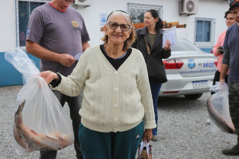 Itajaí entrega cinco toneladas de tainha a pessoas carentes