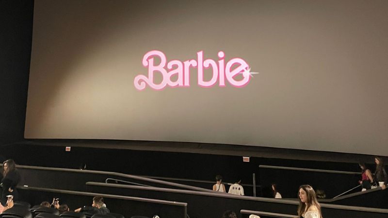 Barbie atrai público para cinemas