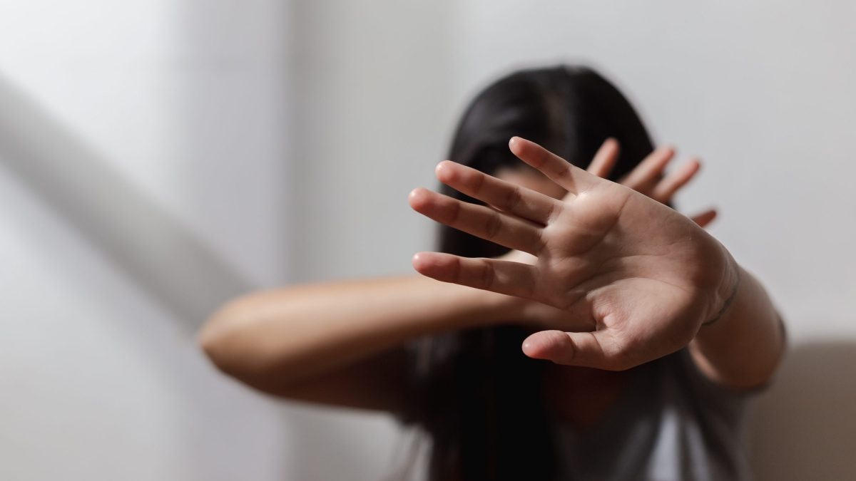 ‘Toda roxa’: mãe revela marcas no corpo da filha após adolescente de 14 anos ser resgatada de cárcere privado em SC
