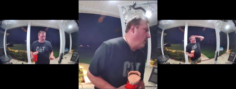 A cobra estava em cima da porta na varanda da casa quando o homem chega tranquilamente e abre a porta, nesse momento, o rapaz se vê em uma enrascada