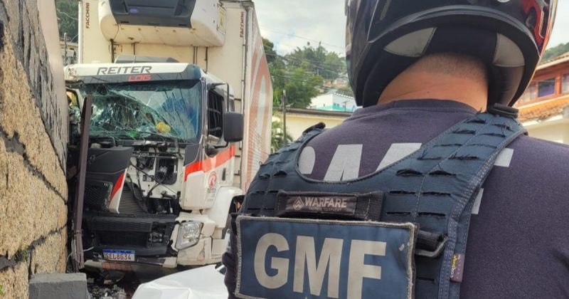 Caminhoneiro causou acidente no centro da cidade 