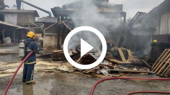 V&Iacute;DEO: Galp&atilde;o de empresa de artefatos em madeira de Rio do Oeste &eacute; destru&iacute;do por inc&ecirc;ndio