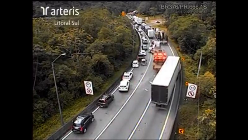 Segundo concession&aacute;ria que administra a via, tr&acirc;nsito da BR-376 foi liberado por volta das 16h30 deste domingo (2) – Foto: Arteris Litoral Sul/Divulga&ccedil;&atilde;o/ND