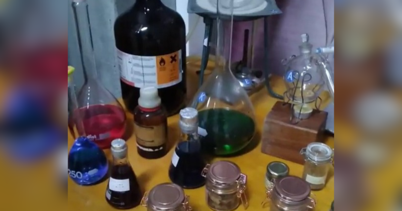 Exposi&ccedil;&atilde;o do laborat&oacute;rio Quimidex traz curiosidades sobre o mundo das fragr&acirc;ncias – Foto: Crizan Izauro/NADC/UFSC