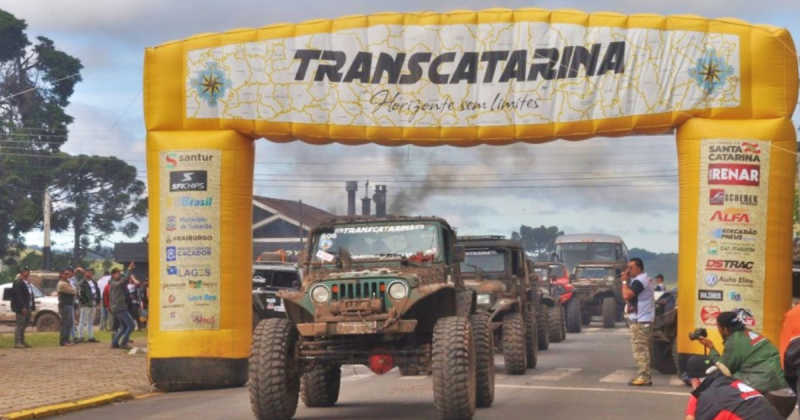 Descubra a camaradagem e o espírito de equipe entre os participantes do Transcatarina