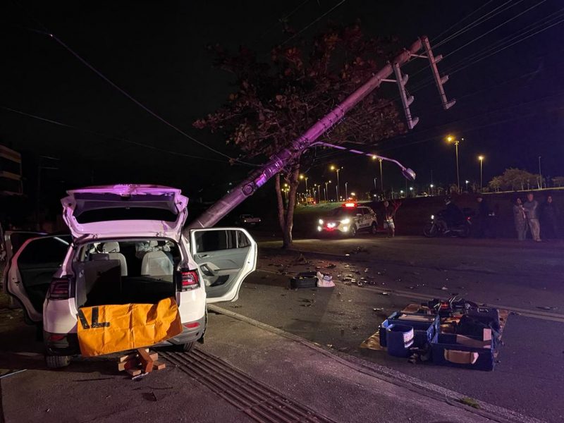 Ocupante do ve&iacute;culo precisou ser retirado pelo porta-malas do carro – Foto: Corpo de Bombeiros/Divulga&ccedil;&atilde;o/ND