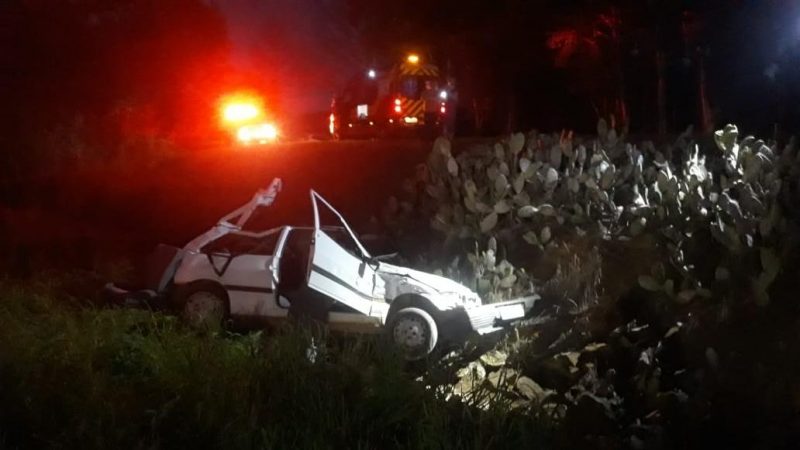 O carro caiu em uma ribanceira de cerca de sete metros. 