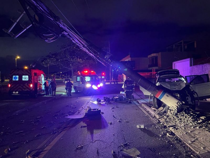Acidente: carro colide em poste na Avenida Jorge Lacerda, em Florianópolis - Foto: Corpo de Bombeiros/Divulgação/ND