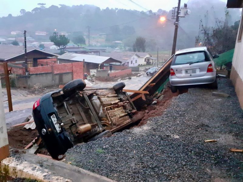O deslizamento de terra se deu em função das chuvas. 