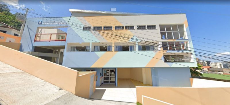 Creche serviu merenda com plástico 