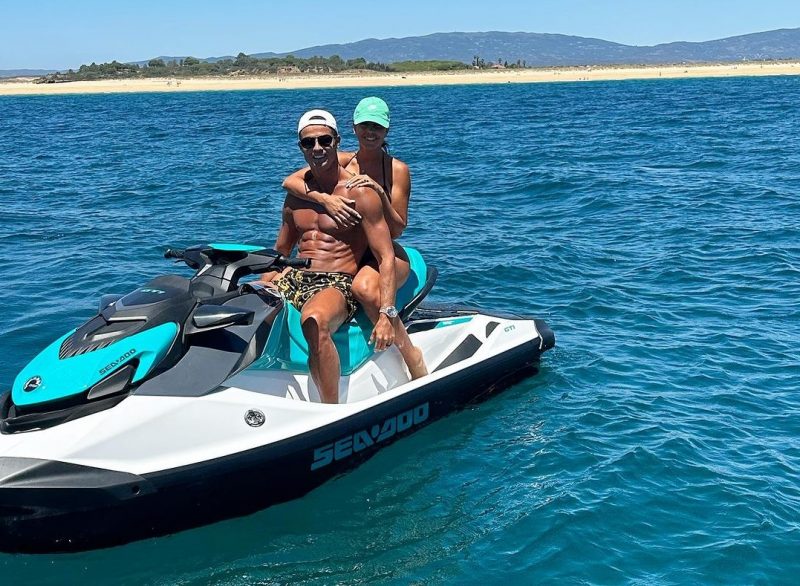 Cristiano Ronaldo ostenta em jet skie avaliado em R$ 100 mil ao lado de Georgina