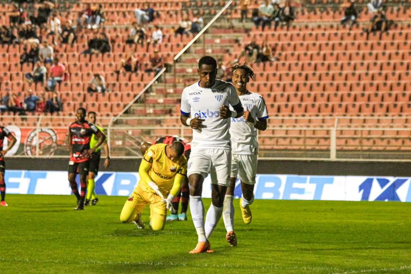 Denilson j&aacute; marcou tr&ecirc;s gols neste retorno ao Le&atilde;o da Ilha – Foto: Andr&eacute; Palma Ribeiro/Ava&iacute; F.C/ND