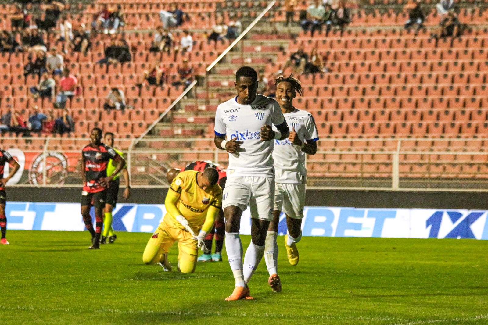 Avaí perde para o Sport, chega a seis jogos sem vencer e permanece no Z-4  da Série B - NSC Total