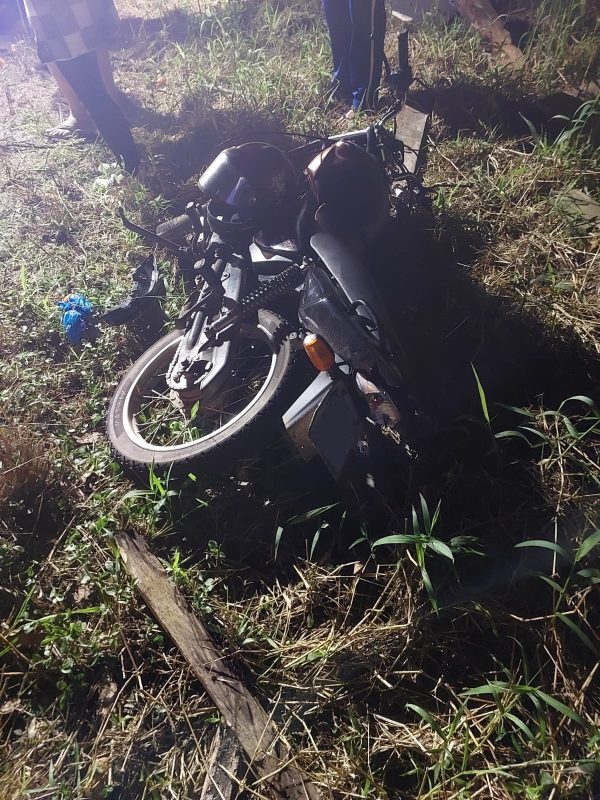 Jovem de 19 anos que estava como carona na moto foi levada ao hospital em estado grave ap&oacute;s colis&atilde;o neste s&aacute;bado (1&ordm;) – Foto: Corpo de Bombeiros Militar/Divulga&ccedil;&atilde;o/ND