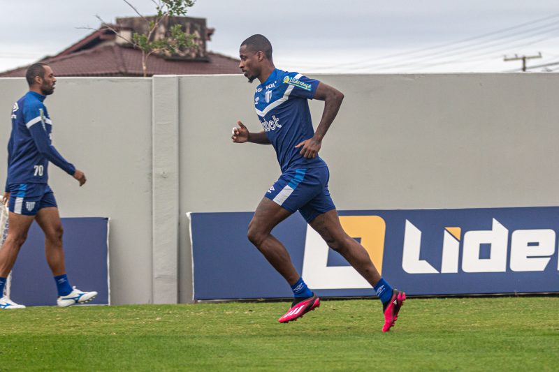 Atacante Denilson durante o treino do Avaí desta segunda-feira