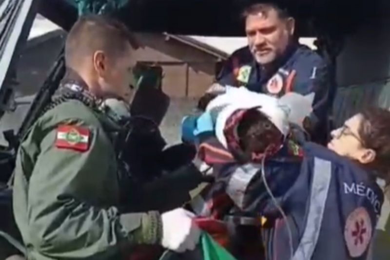 Equipes do helic&oacute;ptero &Aacute;guia e do Samu atuaram no resgate – Foto: Pol&iacute;cia Militar/Reprodu&ccedil;&atilde;o/ND