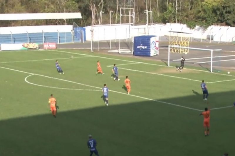 Goleiro falha e vê time perder com frango inacreditável na Série B do Campeonato Catarinense