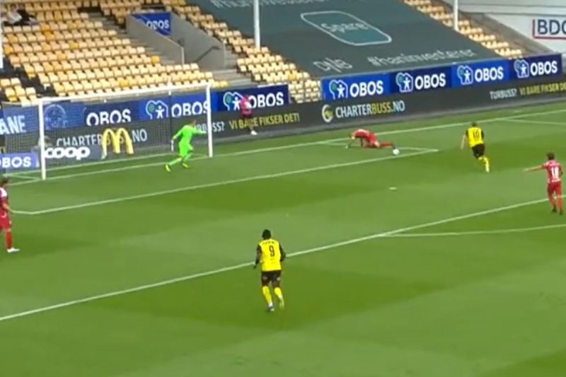 Zagueirão tropeçou nas próprias pernas e atacante marcou mais um na vitória