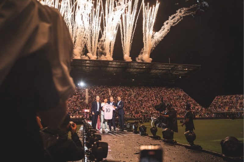 Messi lota estádio com famosos para assistir partida da MLS